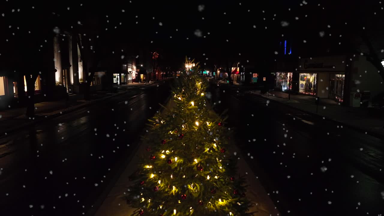 메인 스트리트에서 밤에 운전하는 자동차