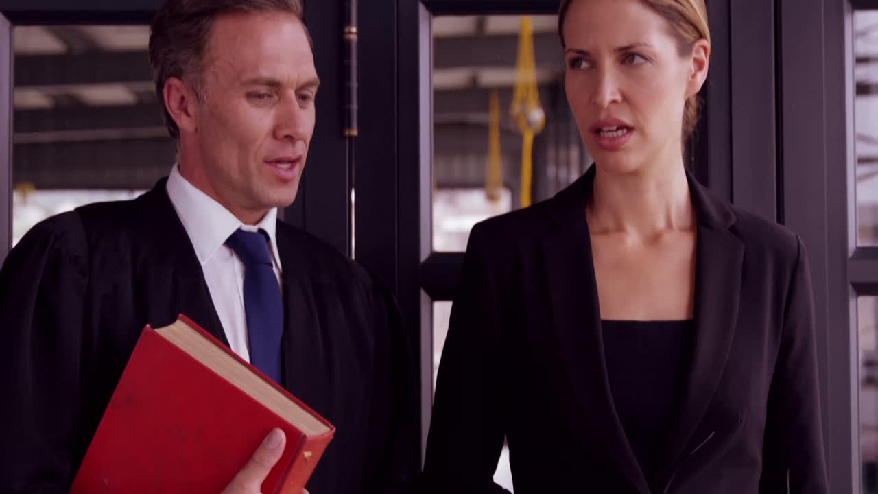 бизнесмен и бизнесмен, разговаривающие вместе