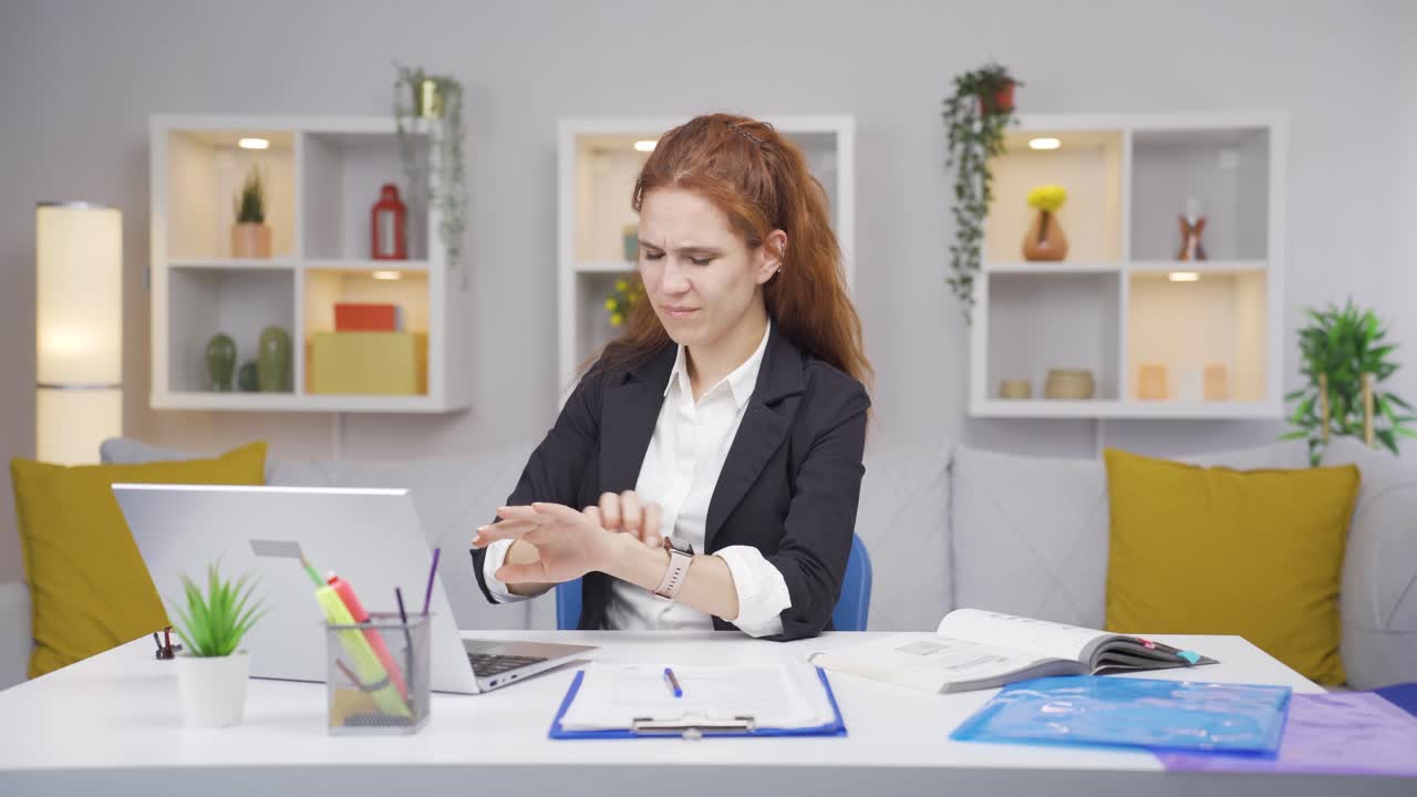 женщина, работающая в домашнем офисе, чешется от аллергии.