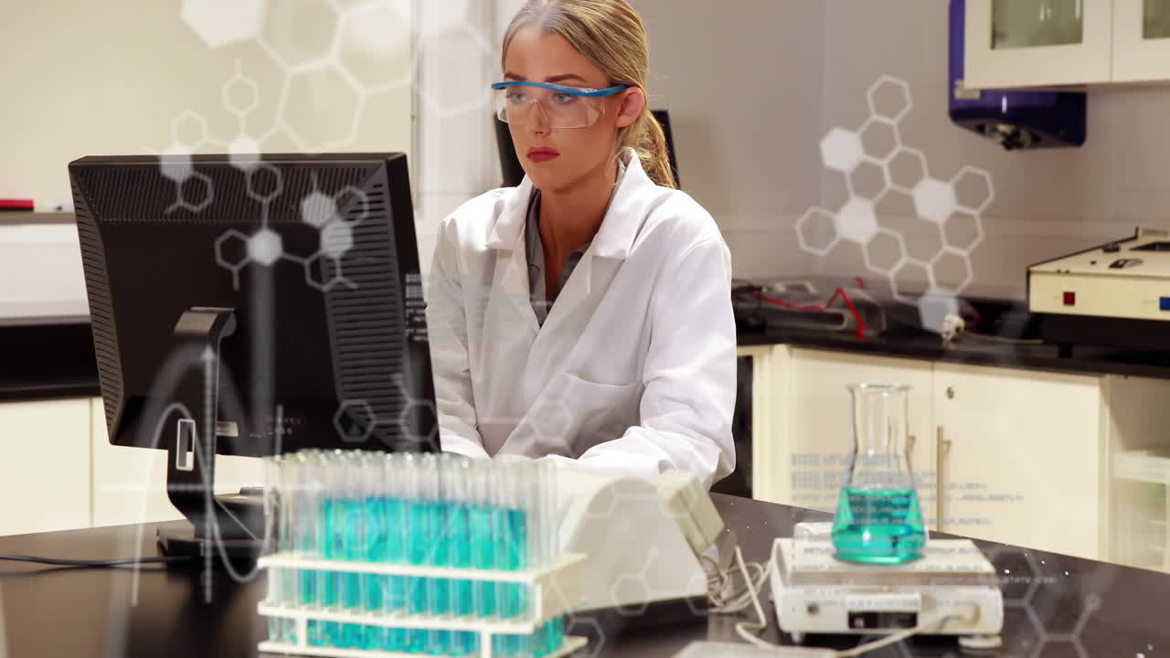 анимация обработки научных данных над кавказской женщиной-ученый с использованием компьютера в лаборатории