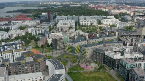 Panorámica-Aérea-Rápida-Sobre-El-Desarrollo-De-Viviendas-Circulares-Y-El-Parque-En-Helsinki,-Finlandia