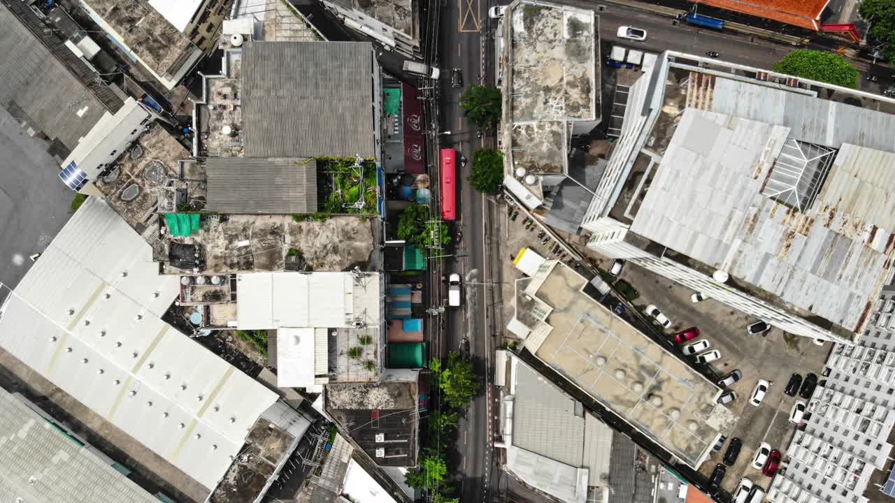 작은 거리 뒤로