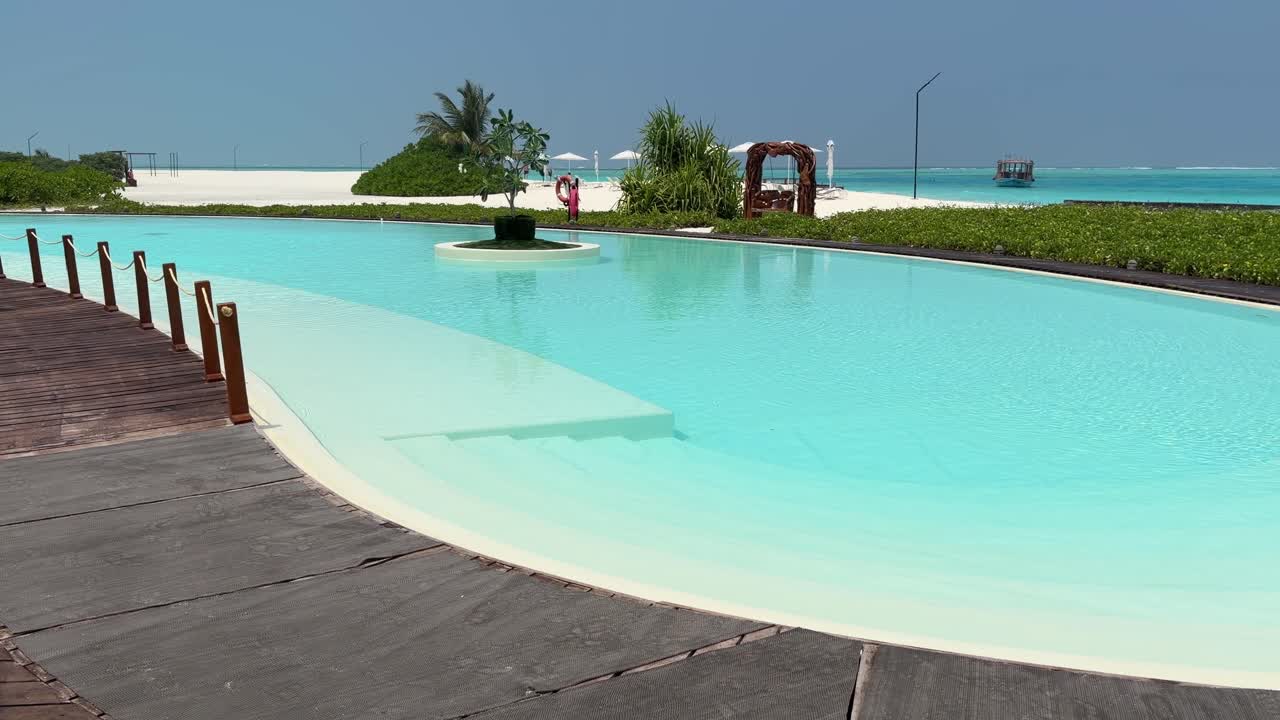 Infinitypool med udsigt over turkisblå lagune på Maldiverne.