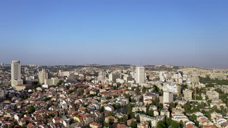 Cálida-Vista-Aérea-Saturada-Alta-Del-Centro-Urbano-De-Jerusalén,-Tiro-Giratorio-Panorámico