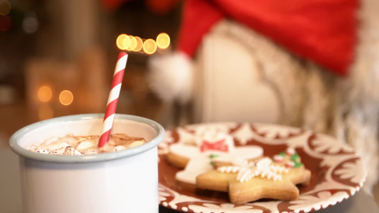 galletas de navidad en un plato con una taza de leche