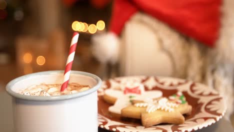 Galletas-Navideñas-En-Un-Plato-Con-Una-Taza-De-Leche