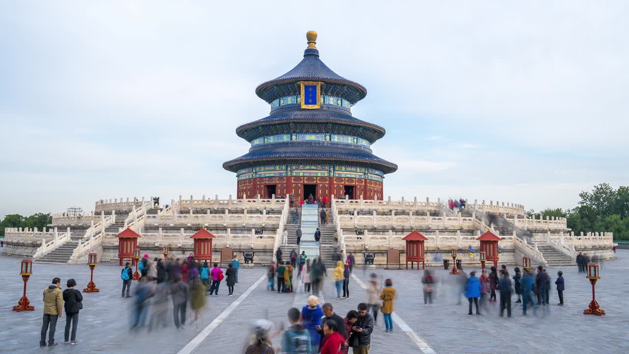 timelapse de la gente deambulando en el templo del cielo el fin de semana, beijing.