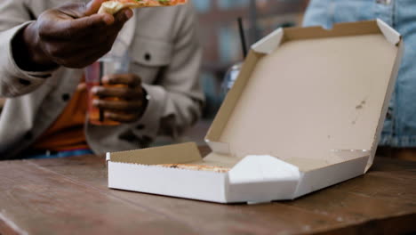 primer plano de una pizza dentro de una caja de cartón