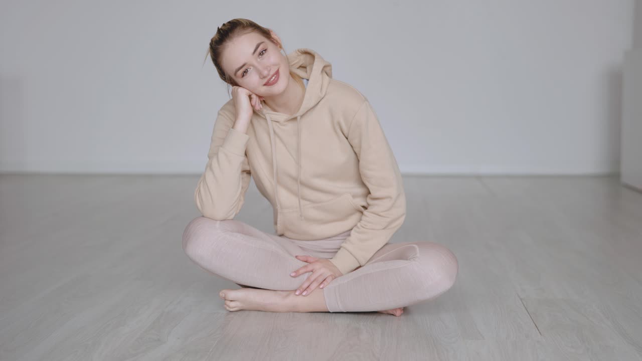 mujer sentada cómodamente en el suelo