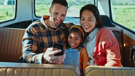 Teléfono,-Viaje-Por-Carretera-Y-Una-Familia-En-El-Asiento-Trasero.