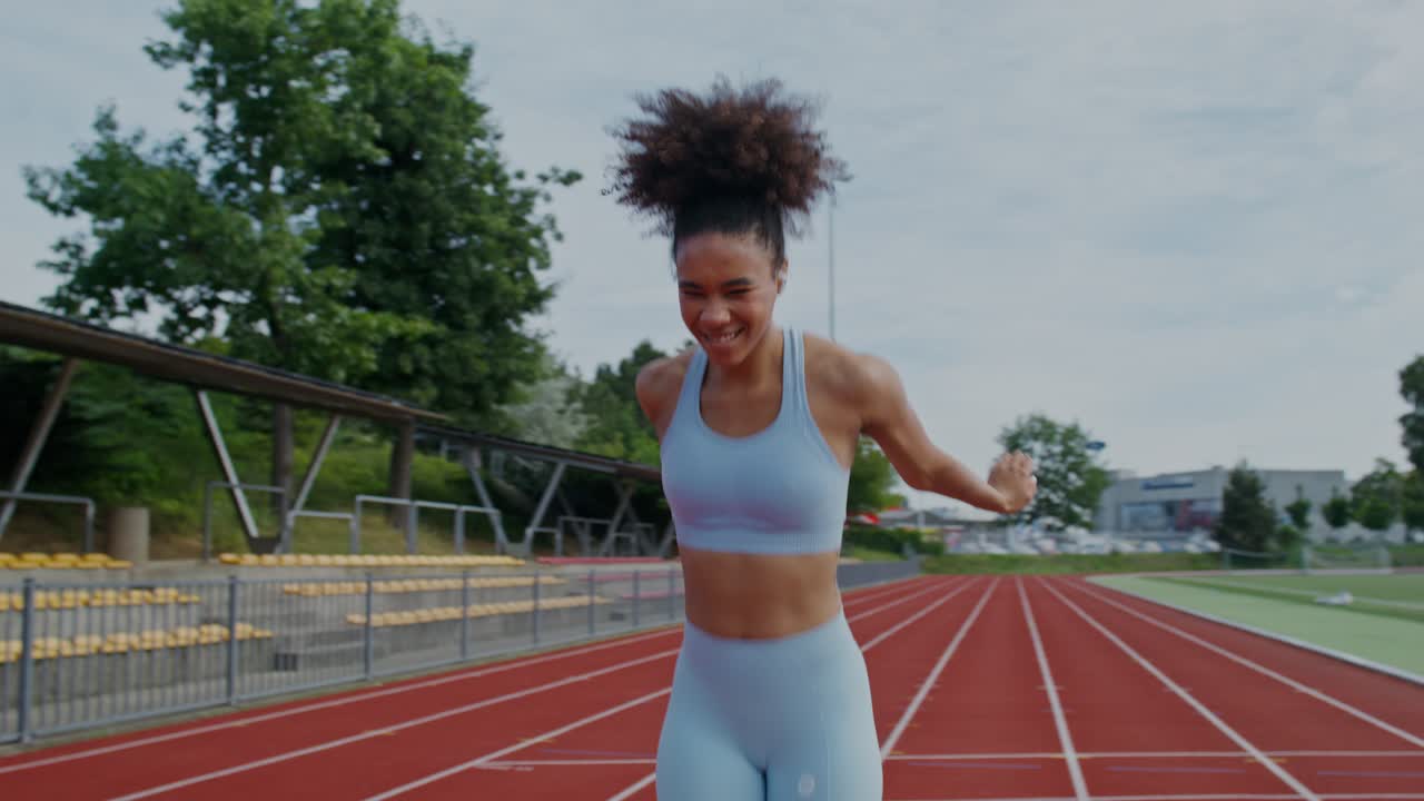 mujer haciendo ejercicio en la pista de atletismo