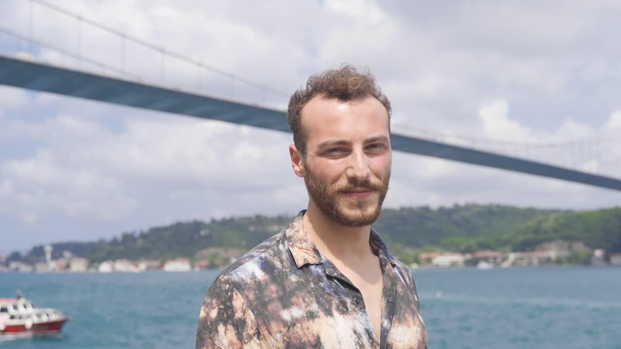 un adolescente feliz caminando mirando a la cámara.