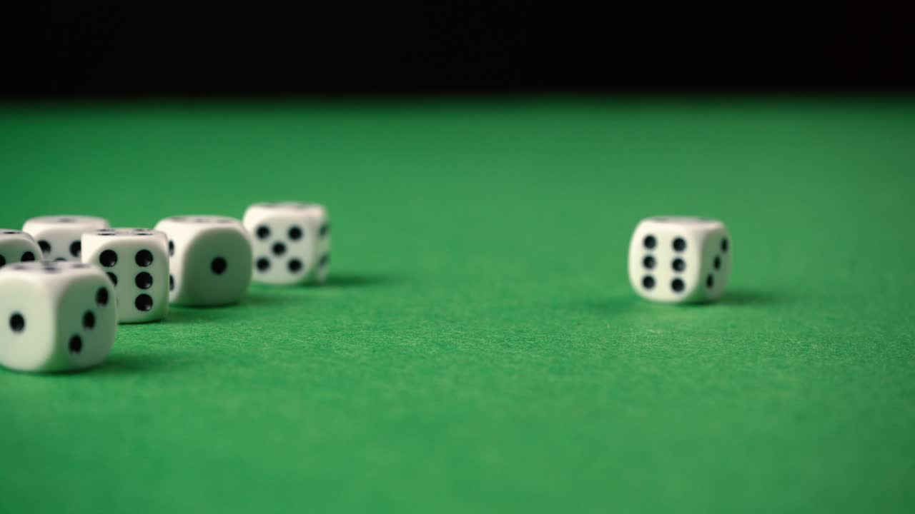 los dados esparcidos en una mesa de juego verde