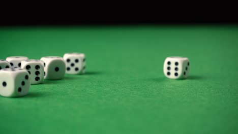 los dados esparcidos en una mesa de juego verde