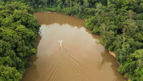 Kleines-Fischerboot,-Das-Im-Dschungel-Von-Guyana-Flussaufwärts-Fährt