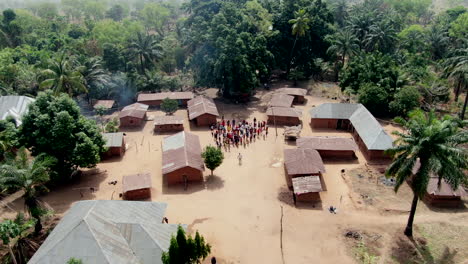 residentes de una comunidad de pequeña aldea, olegobidu, nigeria, desembolsan después de reunirse para un video de drones