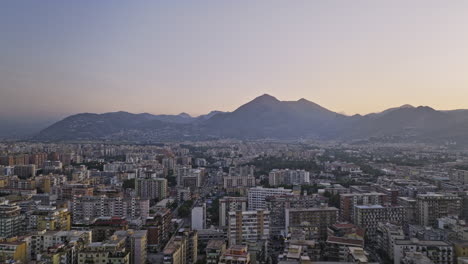 Palermo-Italia-Drone-Aéreo-V3-Sobrevuela-La-Ciudad-A-Través-De-Los-Vecindarios-A-Lo-Largo-De-Via-Principe-Di-Paterno-Capturando-La-Puesta-De-Sol,-El-Paisaje-Urbano-Y-Las-Vistas-De-Las-Montañas-En-El-Horizonte---Filmado-Con-Mavic-3-Cine---Mayo-De-2023