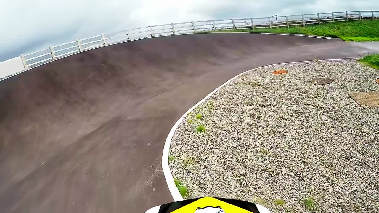 coche de carreras que se mueve en la pista de carreras