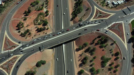 vista aérea de drones del cruce de la autopista y el paso elevado del puente cerca de st