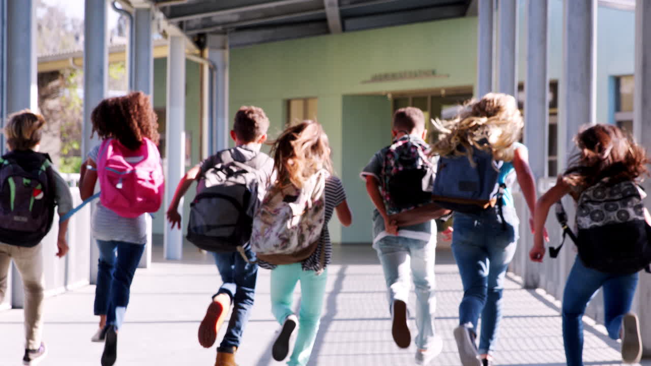 초등학교 아이들은 학교 복도에서 카메라로부터 도망니다.
