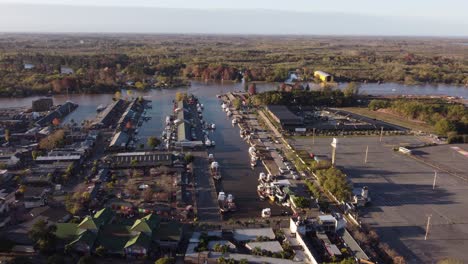 Waterfront-village-on-riverbank-in-Tigre,-Buenos-Aires-in-Argentina