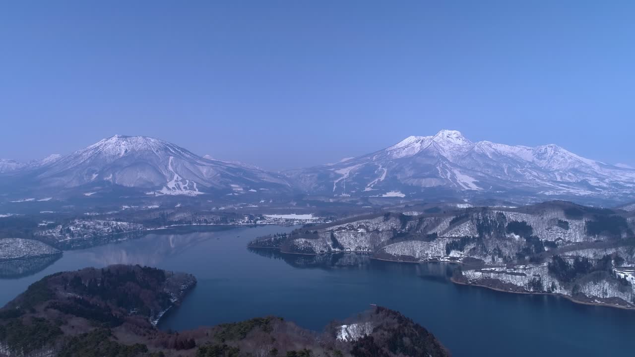 일본의 항공 - 관광지 "노지리 호수" 겨울 장면 mt. kurohime와 mt. myoko. dolly 왼쪽