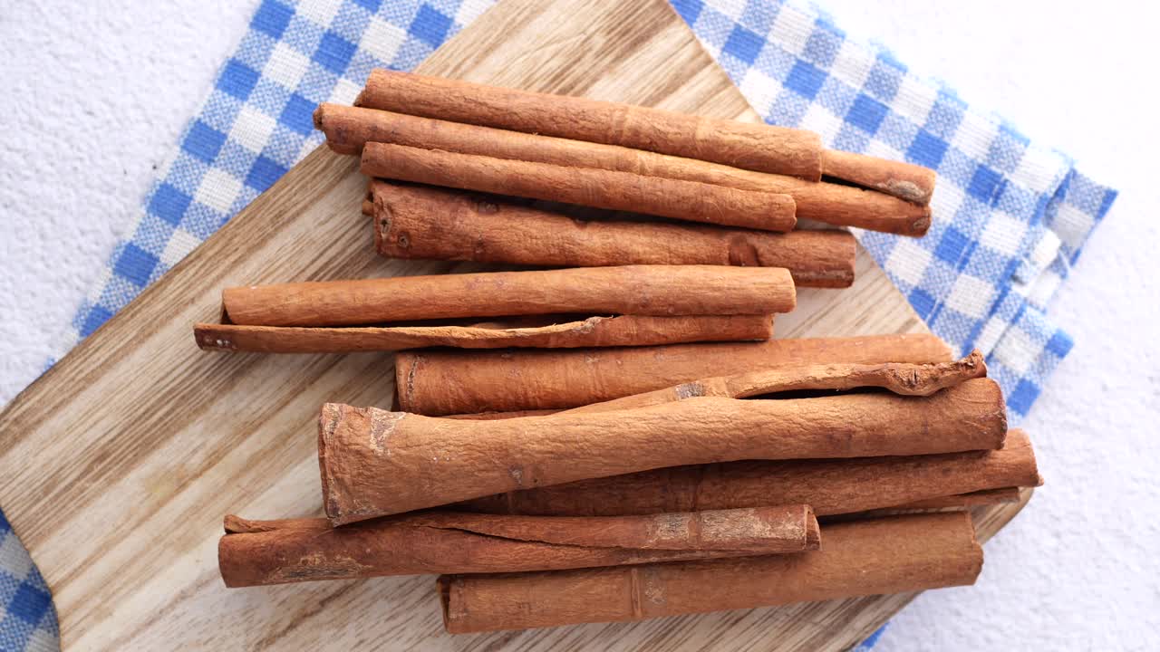 Bastoncini di cannella su tagliere di legno