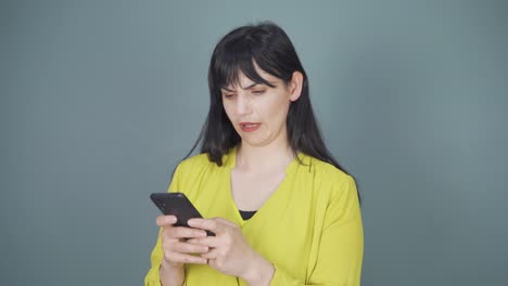 전화로 이야기하는 여성의 전화가 충전되지 않습니다.
