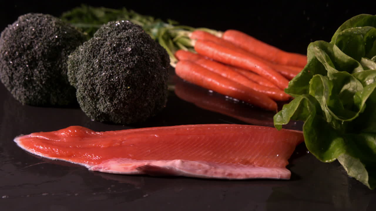 야채 선택 앞에 떨어지는 오징어 필레