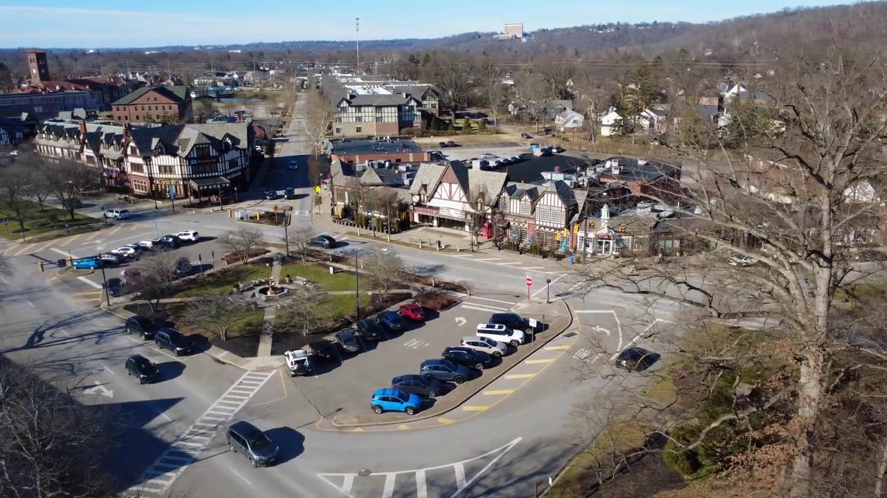 Ripresa con drone di Mariemont, Ohio, un sobborgo di Cincinnati con un centro pittoresco e antico.