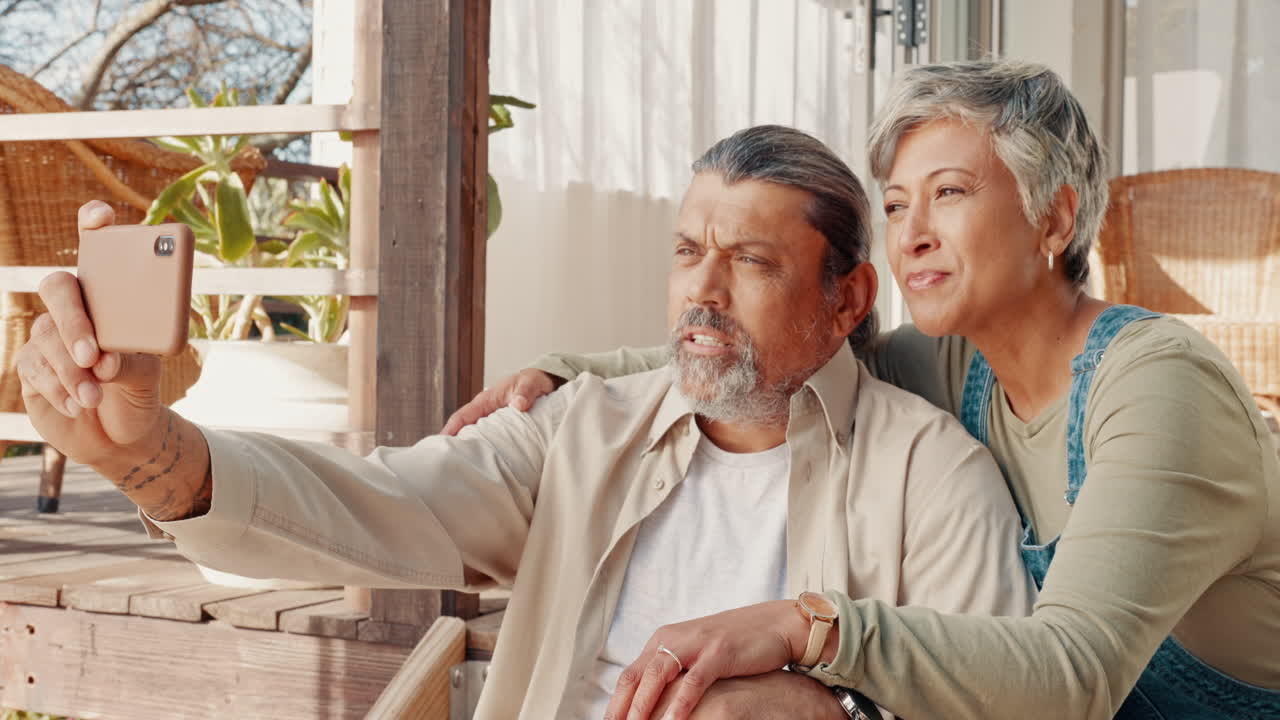 비디오 통화, 전화 또는 노인 커플
