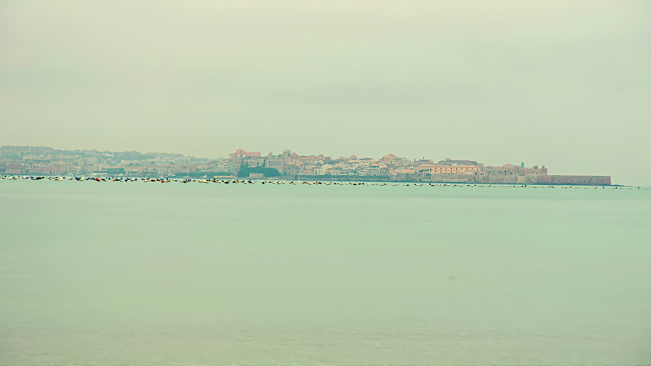 바다에서 시칠리아의 매혹적인 풍경은 시각적으로 즐겁습니다.