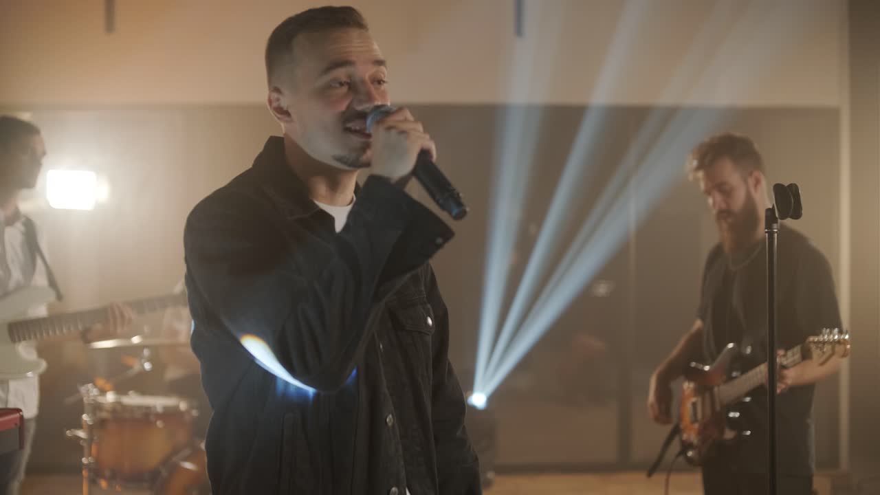 가수, 베이시스트, 피아니스트, 드러머, 기타리스트와 함께 라이브 밴드 공연