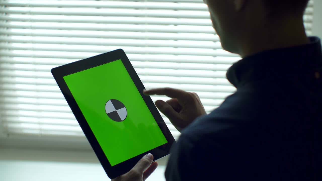 녹색 화면을 가진 디지털 태블릿에서 신용 카드로 온라인 쇼핑