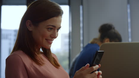 mujer de negocios navegando por internet en un teléfono inteligente. empleado usando un teléfono móvil
