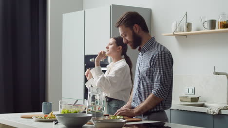 pareja riéndose divirtiéndose juntos en una cocina de estilo moderno