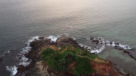 Drones-Aéreos-Panorámicos-Sobre-La-Costa-De-La-Playa-Rocosa-Tropical,-El-Océano-Y-La-Ciudad-En-La-Playa-De-Mirissa,-Destino-Turístico-De-Vacaciones-De-Sri-Lanka