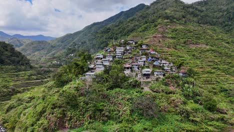 Drohnenaufnahmen-Unter-Einem-Kleinen-Dorf-In-Den-Reisterrassen-Im-Norden-Der-Philippinen