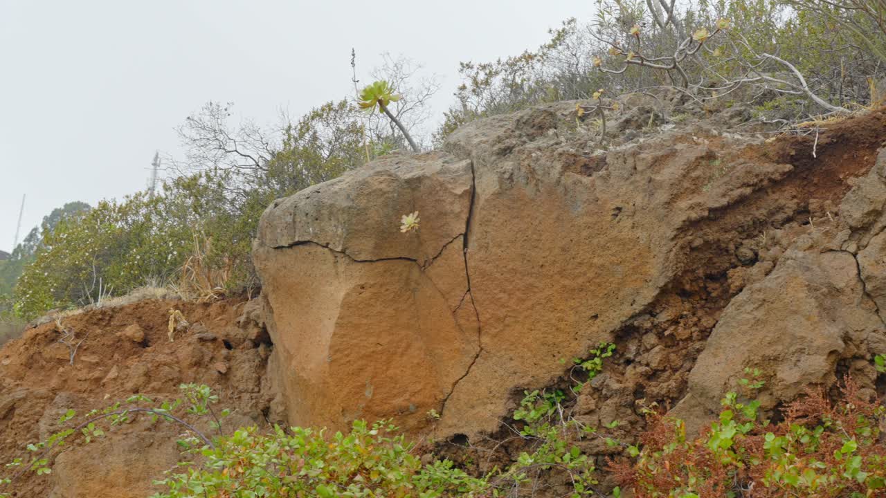 테네리페 의 불안정한 갈색 절벽 위 에 있는 판