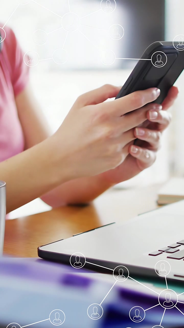 Video vertical: Mujer tocando el teléfono, generando superposiciones de red, colocándolo y escribiendo en un portátil para tecnología.