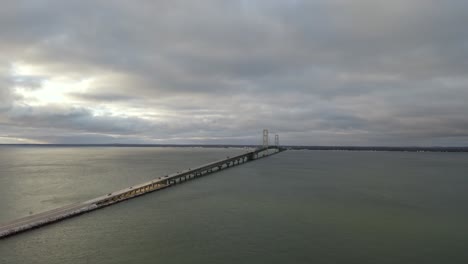 Puro-Amanecer-De-Michigan-En-El-Puente-Mackinac---Antena