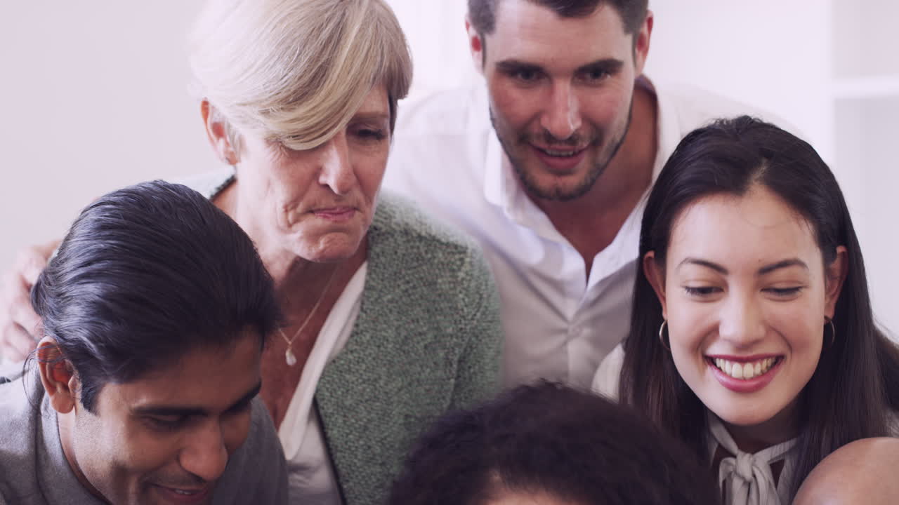 grupo de personas riendo juntas