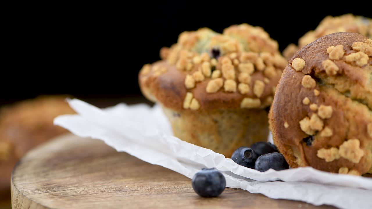 신선한 블루베리 머핀은 회전하는 접시 (무로 loopable)