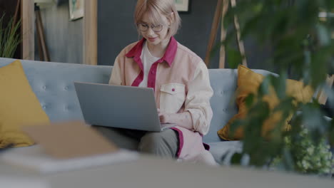 mujer trabajando en la computadora portátil en casa