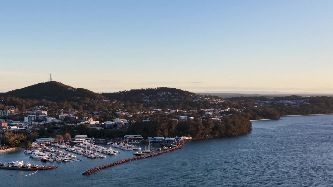 Laaja ilmakuva dronella veneistä Nelson Bayn venesatamassa kultaisen tunnin aikana, Australiassa.