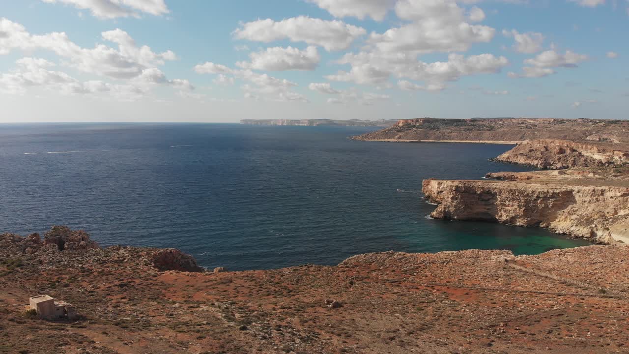 Video aereo con drone dal nord di Malta, vicino alla Torre di Ghajn Znuber.