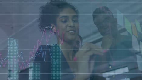 vídeo del procesamiento de datos financieros sobre diversas personas de negocios