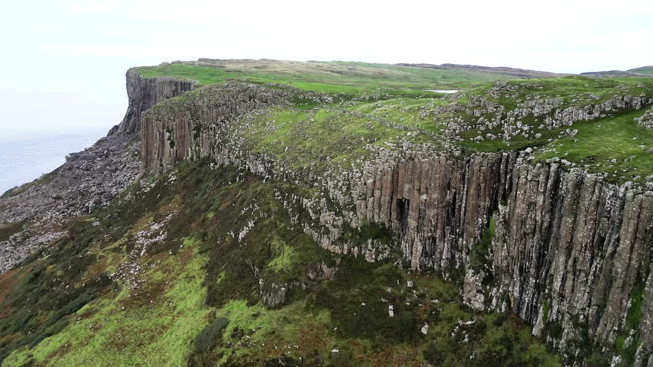 parallax aerial dolly toma de la hermosa fair head en irlanda del norte conocida por sus impresionantes acantilados costeros majestuosos y vistas panorámicas para excursionistas y escaladores por la mañana temprano