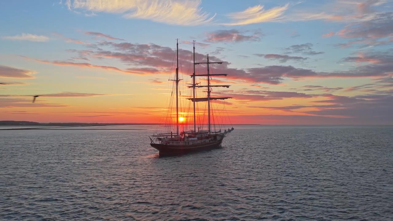 Terschelling'de Gün Batımında Seyreden Uzun Gemi Gulden Leeuw
