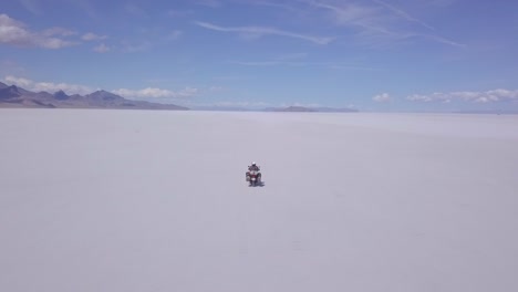 Un-Motociclista-De-Aventuras-Cruzando-Un-Salar-Sin-Fin-A-Alta-Velocidad